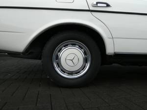 Afbeelding 27/28 van Mercedes-Benz 200 (1981)