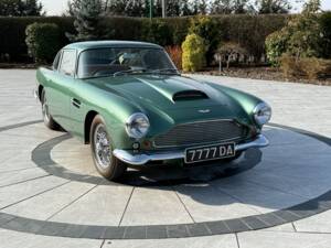 Image 2/15 of Aston Martin DB 4 (1960)