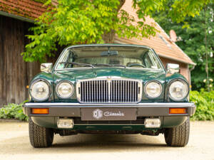 Image 24/100 of Jaguar XJ 12 (1991)