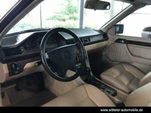 Image 9/24 of Mercedes-Benz E 220 (1993)