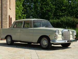 Image 2/50 of Mercedes-Benz 200 (1966)