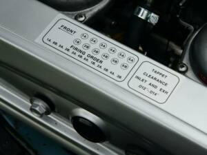 Image 42/50 de Jaguar E-Type V12 (2+2) (1972)