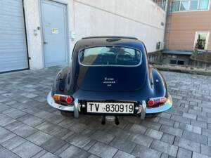 Image 10/33 of Jaguar E-Type 4.2 (1966)