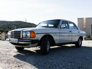 Image 2/7 de Mercedes-Benz 300 D (1983)