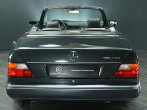 Image 5/30 de Mercedes-Benz 300 CE-24 (1993)