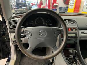 Image 9/17 of Mercedes-Benz CLK 320 (2001)