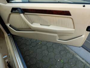Image 29/63 of Mercedes-Benz 300 CE (1991)