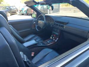 Image 15/22 of Mercedes-Benz 500 SL (1991)