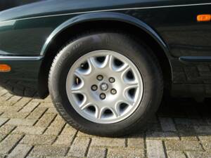 Image 8/30 of Jaguar XJ6 3.2 Sovereign (1997)