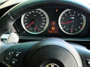 Image 36/51 of BMW M5 (2007)