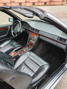Imagen 77/94 de Mercedes-Benz 300 CE-24 3.4 AMG (1992)