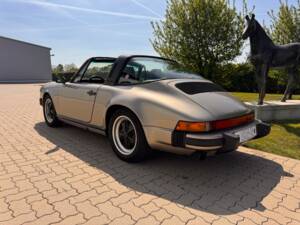 Image 22/88 of Porsche 911 Carrera 3.2 (1985)