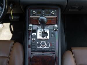 Image 44/50 of Audi A8 6.0 W12 L quattro (2004)