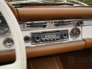 Image 21/50 of Mercedes-Benz 280 SL (1970)