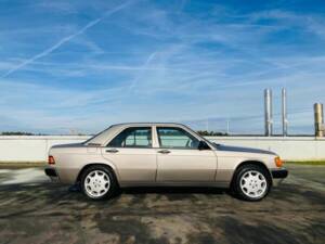 Image 4/11 of Mercedes-Benz 190 E 2.6 (1988)