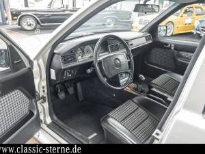 Image 11/15 de Mercedes-Benz 190 E 2.3-16 (1986)