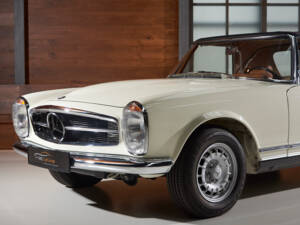 Image 14/55 of Mercedes-Benz 230 SL (1965)