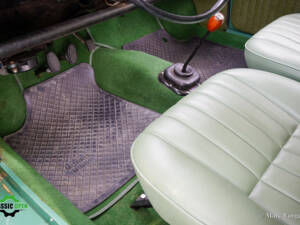 Image 10/43 of Morris Minor 1000 Traveller (1965)