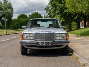 Immagine 5/25 di Mercedes-Benz 280 E (1981)
