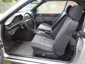 Image 4/5 of Mercedes-Benz E 200 Diesel (1994)