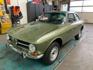 Afbeelding 4/12 van Alfa Romeo Giulia 1600 GT Junior (1974)