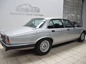 Image 5/33 of Daimler Double Six (1989)