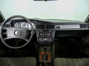 Imagen 7/50 de Mercedes-Benz 190 E (1986)