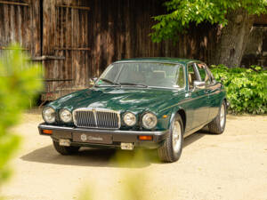 Image 3/100 of Jaguar XJ 12 (1991)