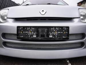 Immagine 22/27 di Renault Clio II V6 (2001)