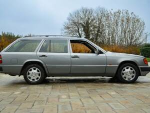 Image 5/50 of Mercedes-Benz 200 TE (1992)