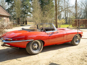 Image 12/54 of Jaguar E-Type 4.2 (1965)