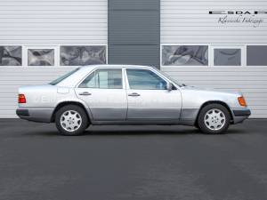 Image 3/33 de Mercedes-Benz 260 E (1991)