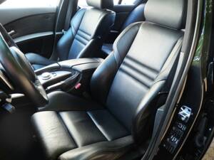 Image 29/51 of BMW M5 (2007)
