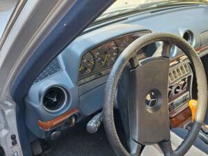 Imagen 4/7 de Mercedes-Benz 230 E (1984)