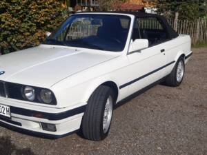 Image 20/55 of BMW 320i (1991)