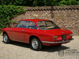 Image 2/50 de Alfa Romeo Giulia 1300 GT Junior (1975)