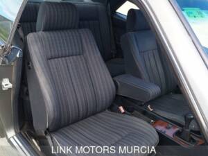 Immagine 9/10 di Mercedes-Benz 300 CE (1991)