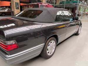 Image 8/22 de Mercedes-Benz E 200 (1995)