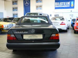 Bild 9/22 von Mercedes-Benz 300 CE-24 (1993)