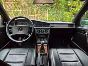 Image 54/69 de Mercedes-Benz 190 E 2.3-16 (1985)