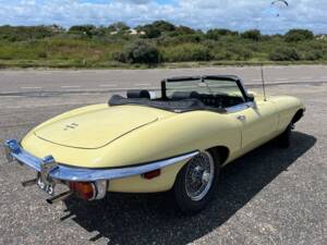 Image 3/5 of Jaguar E-Type (1969)