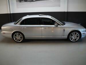 Image 25/50 of Jaguar XJ 8 4.2 (2007)