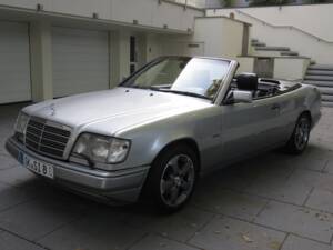 Imagen 30/39 de Mercedes-Benz E 200 (1996)