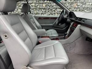 Imagen 50/100 de Mercedes-Benz 300 CE (1992)