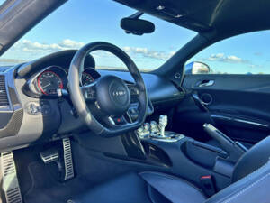 Image 5/5 of Audi R8 V10 (2009)