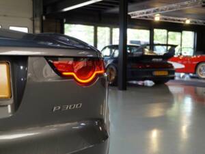 Image 41/50 of Jaguar F-Type (2019)