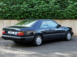 Image 8/63 of Mercedes-Benz 300 CE (1991)