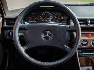 Bild 27/40 von Mercedes-Benz 300 CE (1987)