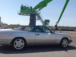 Imagen 18/94 de Mercedes-Benz 300 CE-24 3.4 AMG (1992)