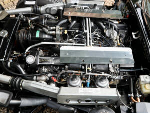 Image 21/50 of Jaguar E-Type V12 (1974)